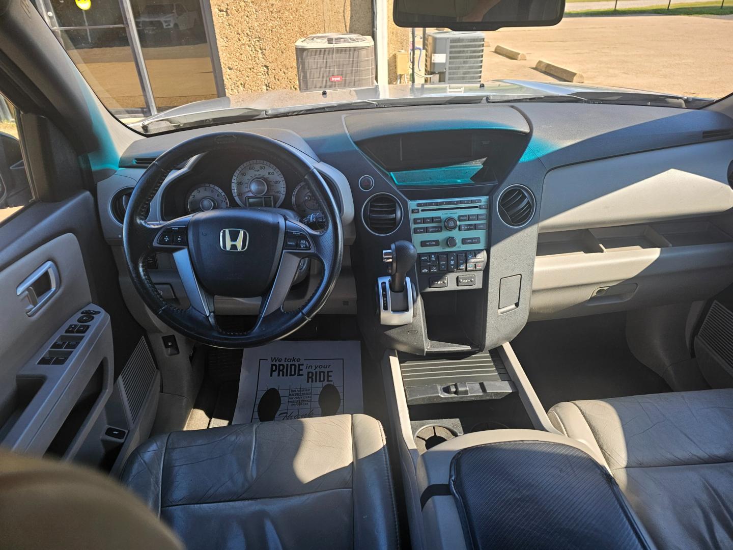 2011 SILVER Honda Pilot EX-L 2WD 5-Spd AT (5FNYF3H57BB) with an 3.5L V6 SOHC 24V engine, 5-Speed Automatic transmission, located at 533 S Seven Points BLVD, Seven Points, TX, 75143, (430) 255-4030, 32.313999, -96.209351 - Photo#4